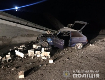 В Запорожской области авто врезалось в остановку: водитель погиб фото