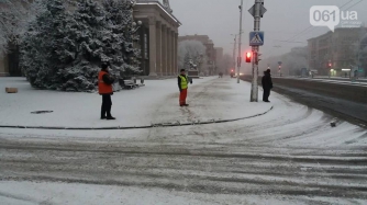 В центре Запорожья на заснеженные дороги высыпали 35 тонн противогололедной смеси фото