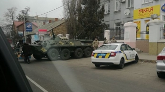 На улицы Херсона выехали военные на БТРах: что произошло фото