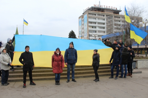 Шесть сотен мелитопольцев стали цепью в центре города  фото