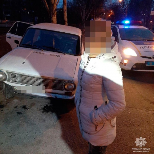 В Запорожье пьяная женщина угнала автомобиль и попала в ДТП  фото