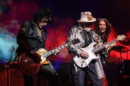 Группа Aerosmith оказалась в центре скандала: участники судятся между собой фото