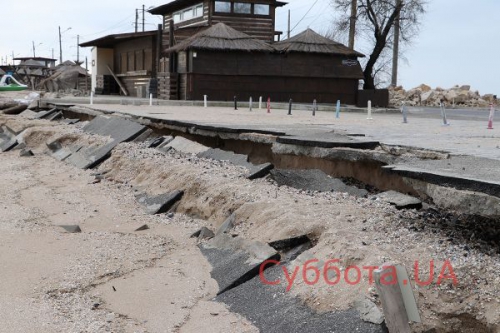 Азовское море поглотило часть автостоянки в Бердянске  фото