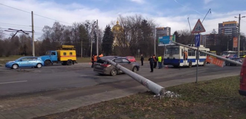 Во Львове на троллейбус с людьми упал столб электроопоры: видео фото