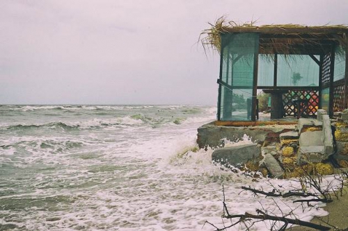 Море в Бердянске продолжает «играть» с пляжами фото