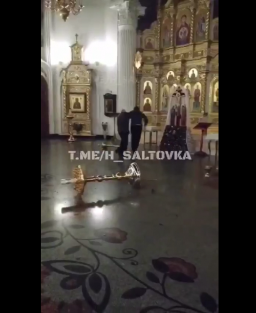 В Харькове неадекват устроил погром в храме: прихожане дали отпор бесноватому фото