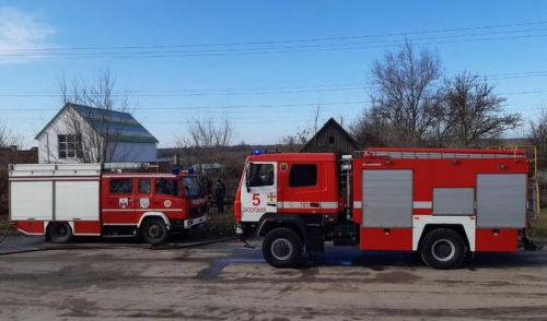 Под Запорожьем сосед вытащил пенсионерку из пылающего дома  фото