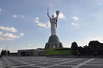 В Институте нацпамяти заявили о готовности декоммунизировать Родину-мать фото