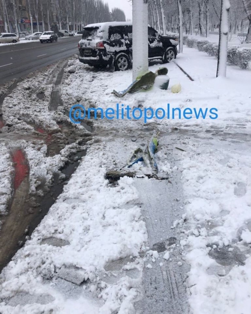 В Мелитополе раздавили пластикового пешехода  фото