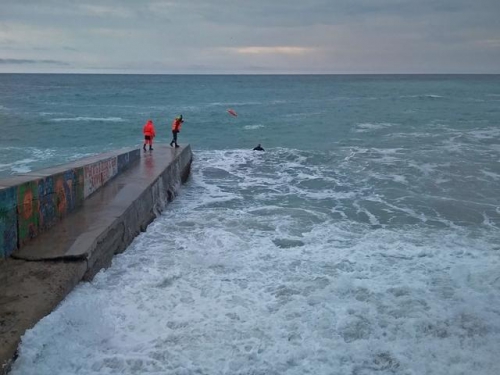 Смыло волной и унесло: в оккупированном Крыму произошло страшное ЧП на пляже фото