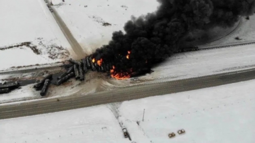 В Канаде сошел с рельс и взорвался поезд с нефтью: видео и детали ЧП фото