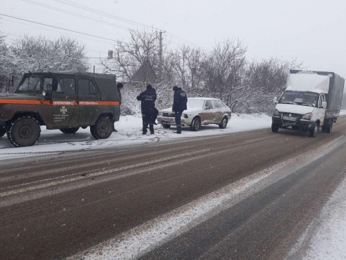 Спасатели освобождают водителей из снежного плена  фото