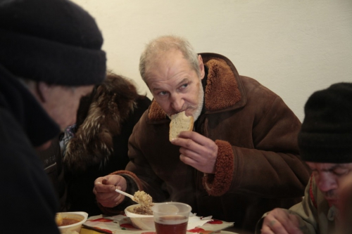 Бездомных в Мелитополе кормят три раза в неделю фото