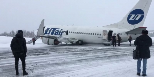 Сел на брюхо: В России у самолета при посадке отказало шасси (Видео) фото