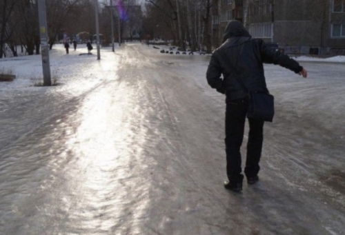 Жители не центра массового страдают от гололеда фото