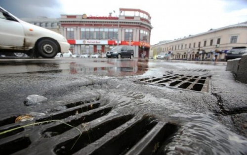 В Киеве из ливневой канализации достали голого парня фото