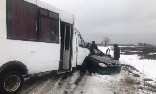 Под Херсоном в аварии с участием автобуса и легковушки погибли три человека фото