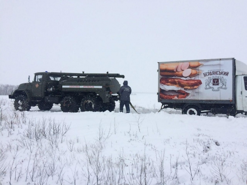 На запорожских трассах из-за непогоды в кювете оказалось 27 автомобилей фото