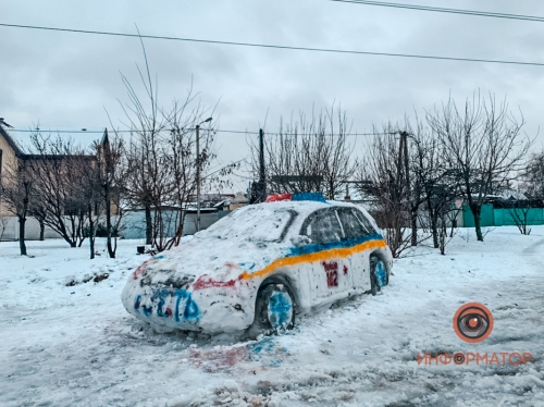 Девушка позвонила полицейским, чтобы показать им патрульную машину из снега фото