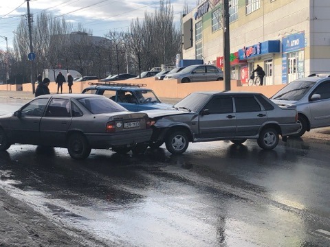 В центре города ДТП - автомобили объезжают по тротуарам  фото