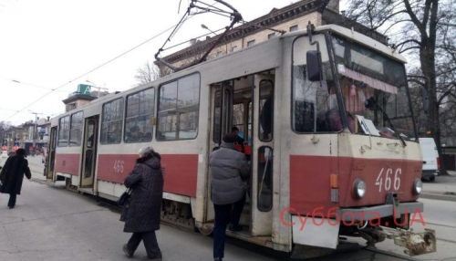 В Запорожье люди руками передвинули припаркованный автомобиль, заблокировавший проезд трамваю  фото