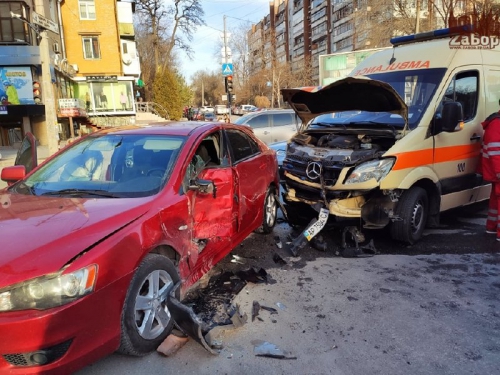 В центре Запорожья Скорая попала в серьезное ДТП  фото