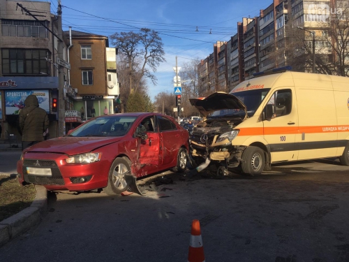 Опубликовано видео ДТП со скорой в центре Запорожья фото