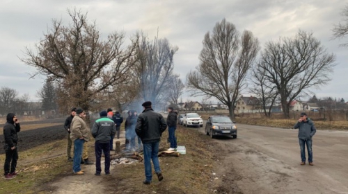 Под Тернополем люди протестуют против эвакуации украинцев из Китая фото