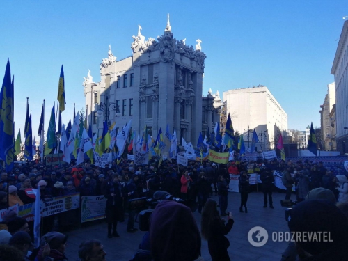 Ганьба! В Киеве под Офисом президента люди собрались на массовые митинги фото