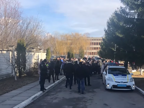 Во Львовской области медики заблокировали больницу, чтобы не допустить размещения эвакуированных из Китая  фото