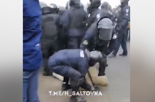 Под Полтавой начались стычки между полицией и противниками эвакуации украинцев из Китая фото