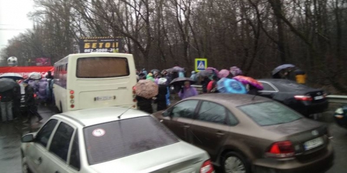 Въехать в Киев невозможно: митингующие перекрыли Одесскую трассу (Видео) фото