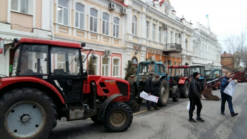 Под мэрию в Мелитополе подогнали тракторы  фото