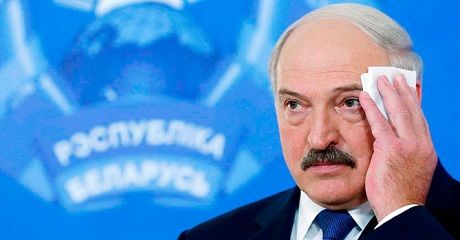 Лукашенко сообщил, что его страна «вынуждена интегрироваться» с Россией фото