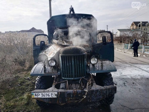 В Бердянске горел грузовой автомобиль фото