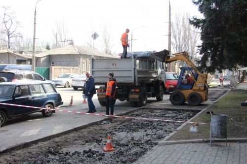 В Запорожье начали ремонтировать убитый тротуар - фото фото