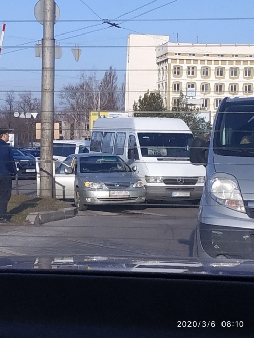 В Запорожье маршрутка с пассажирами попала в ДТП  фото