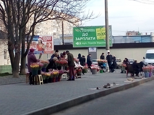 Как цветочники торговые места для себя занимают (ФОТОФАКТ) фото