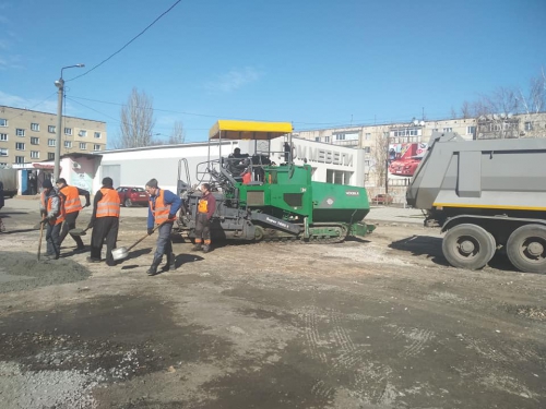 Во дворах на Новом Мелитополе на грунтовку кладут асфальт фото