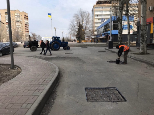 Главную площадь Мелитополя ремонтируют при помощи чудо-технологии фото