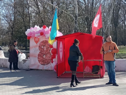 В Мелитополе партия Шария устроила фотозону прямо в центре города фото