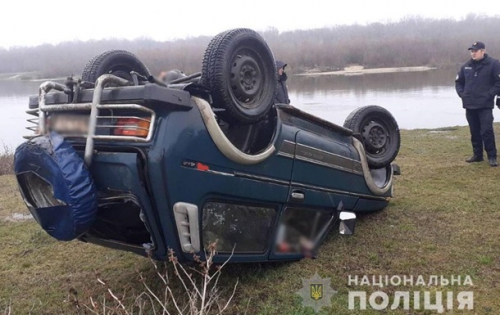 В Черниговской области авто утонуло в реке вместе с водителем фото