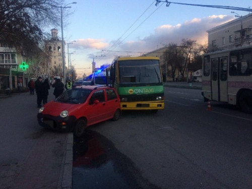 В центре Запорожья водитель маршрутки потерял сознание и врезался в авто  фото