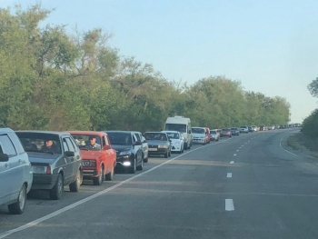 А все на море! Трасса превратилась в сплошную пробку фото