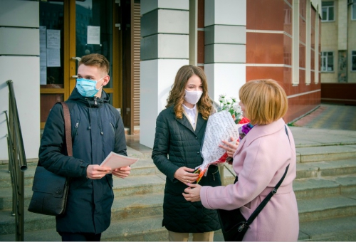 Маску невесте украсили бусинками: в Энергодаре состоялась первая карантинная свадьба фото