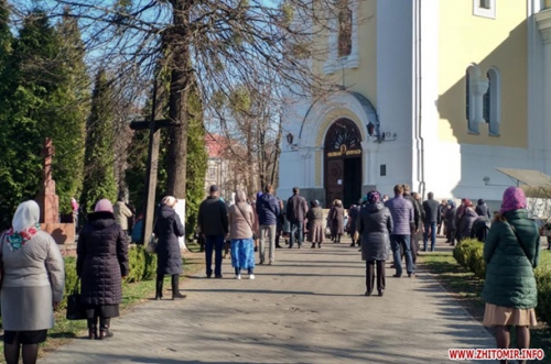 В Житомире священники причащали прихожан, несмотря на карантин фото