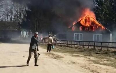 На Житомирщине вместе с сухостоем сожгли сельсовет фото