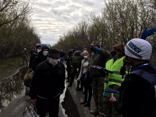 Под Горловкой состоялся обмен удерживаемыми лицами между ДНР и Украиной фото