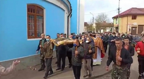 На Львовщине церковники в разгар карантина устроили массовое шествие фото