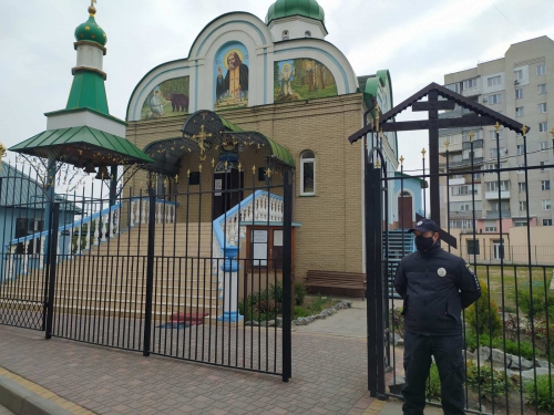 В церкви полиция пускает по двое фото